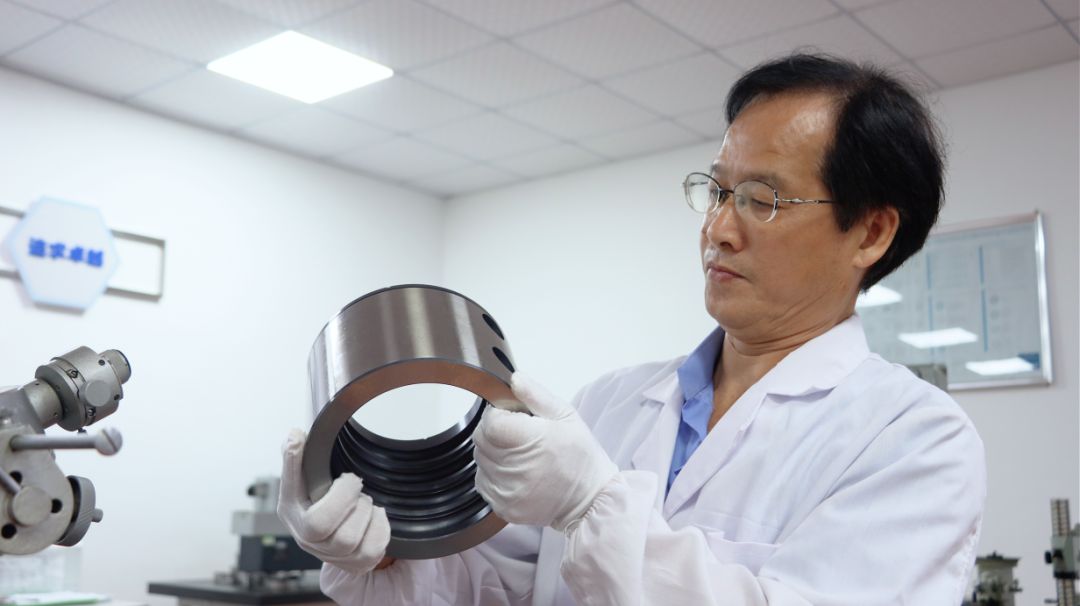 Strivers, in Their Own Words | 36 Years in Torch: Chen Taiping Crafts Bearings That "Turn Out" Chinese Precision Chen Taiping carefully inspecting precision bearing components
