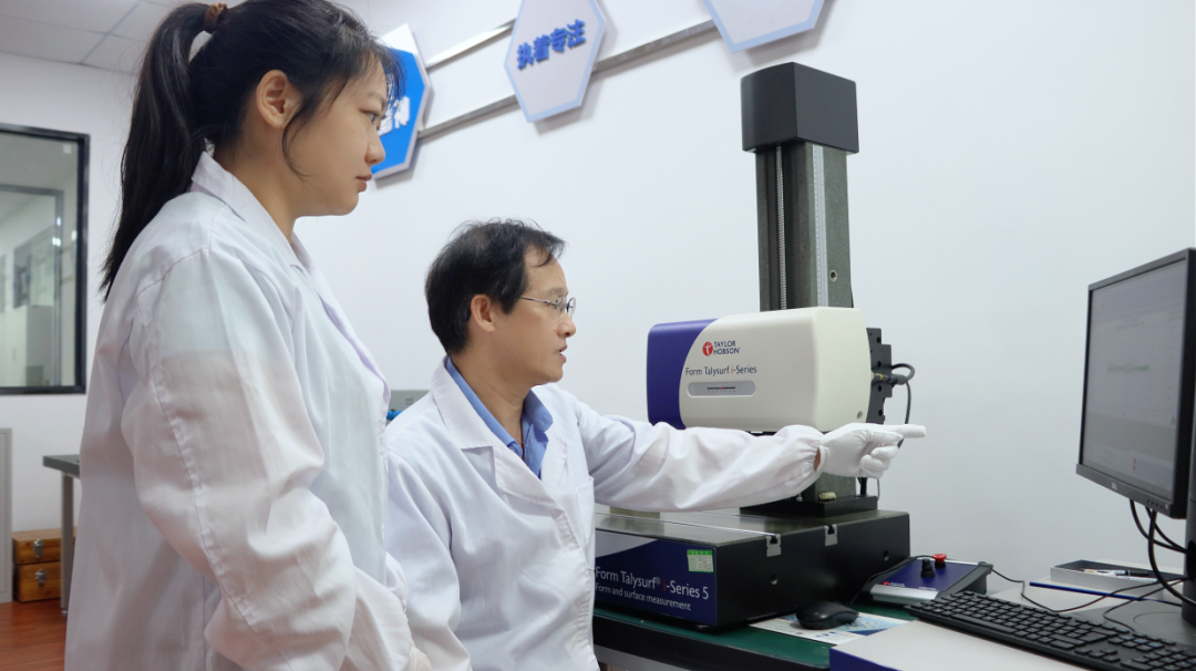 Strivers, in Their Own Words | 36 Years in Torch: Chen Taiping Crafts Bearings That "Turn Out" Chinese Precision Chen Taiping and team members conducting bearing tests